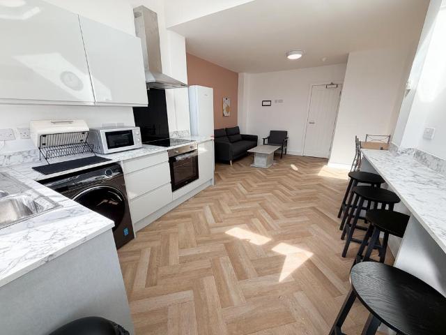 Bolton BL3 4 bed terraced house to rent £1,800 pcm £415 pw