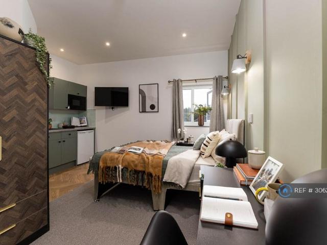 Bolton Road, Bury, BL8 1 bed in a house share to rent £725 pcm £167 pw