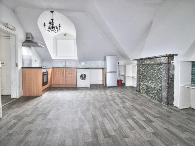 Bolton Road, Eastbourne, BN21 2 bed flat to rent £1,400 pcm £323 pw