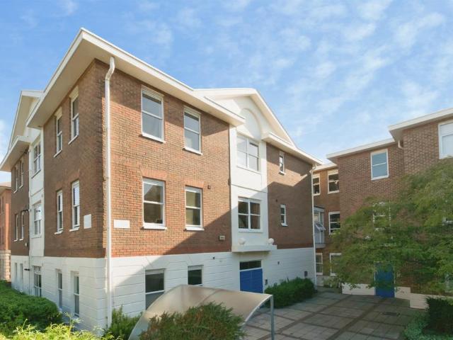 Boltro Road, HAYWARDS HEATH, RH16 1 bed flat to rent £1,175 pcm £271 pw