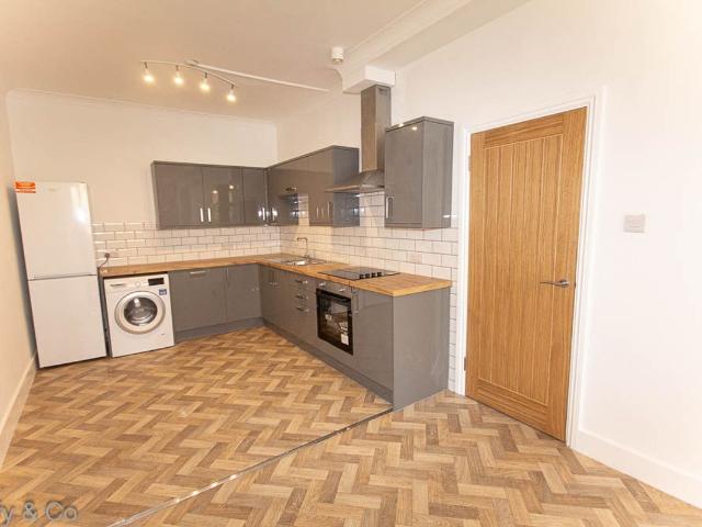Boltro Road, Haywards Heath RH16, 2 bed flat to rent, £1,450 pcm | PrimeLocation