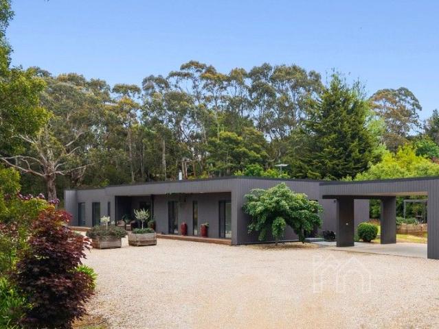 Bold Minimalistic Architecture Quiet Country Living