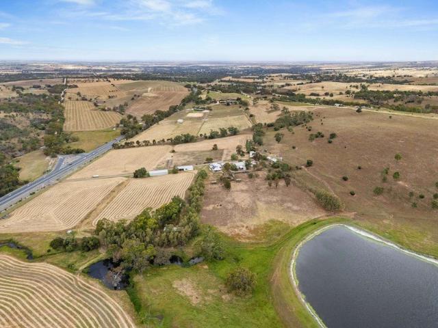 Bold horizons & a boundless lifestyle: 38 hectares of cinematic living in the Adelaide Hills