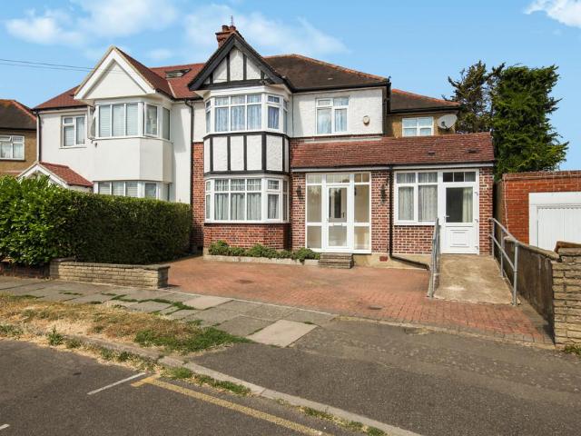 Boldmere Road, Pinner HA5 5 bed semi detached house to rent £3,250 pcm £750 pw