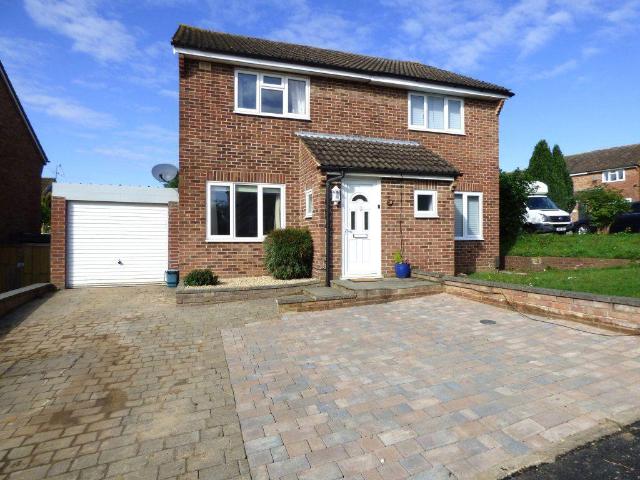 Boleyn Walk. Leatherhead 2 bed house to rent £2,150 pcm £496 pw