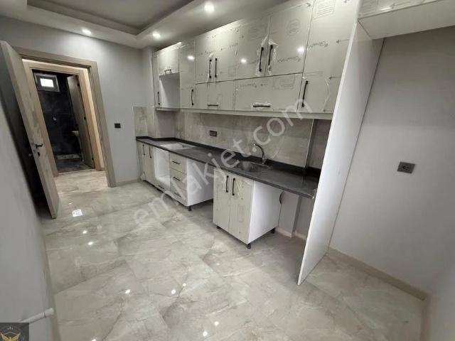 Bölgenin En Geniş M2'li Metrobüse Komşu 2+1 Arakat Dairesi