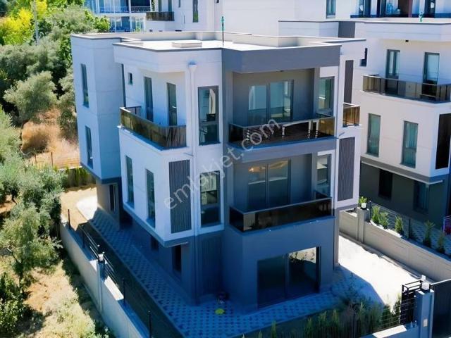 Bölgenin En İyi Konumunda Tamamen Müstakil 6+2 Villa