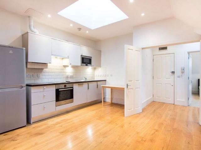Bolingbroke Grove, SW11 1 bed flat to rent £1,846 pcm £426 pw
