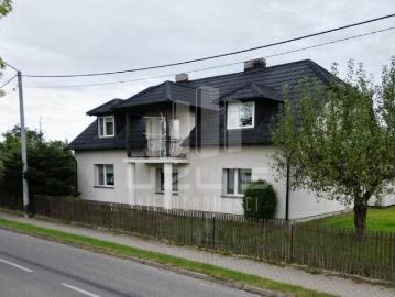 Dwurodzinny dom z dużą działką i budynkiem gospodarczym