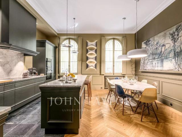 BORDEAUX TRIANGLE D’OR – RARE APPARTEMENT AVEC JARDIN PRIVATIF ET PISCINE DANS UN HÔTEL PARTICULIER