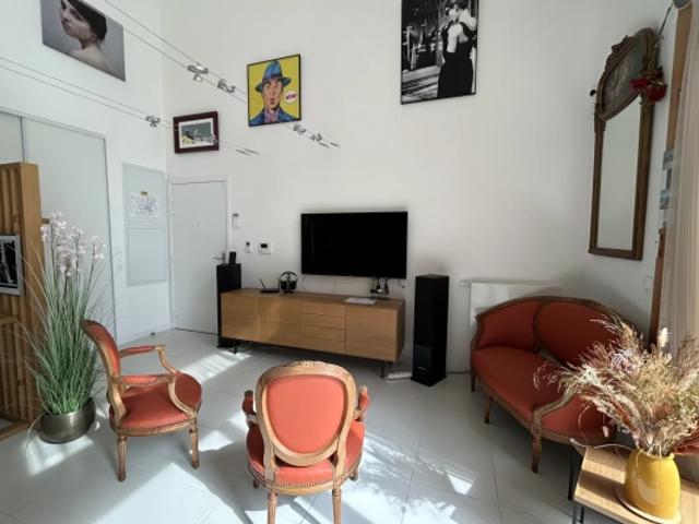 BORDEAUX APPARTEMENT EN DUPLEX AVEC BALCON ET PARKING