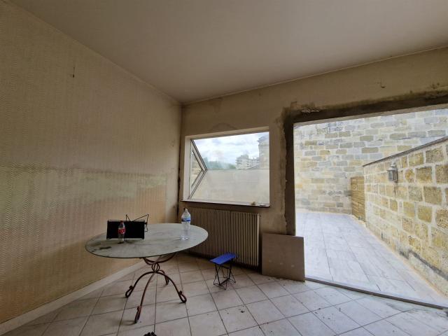 Bordeaux Croix Blanche Plateau à rénover avec grande terrass. 55m² Bordeaux