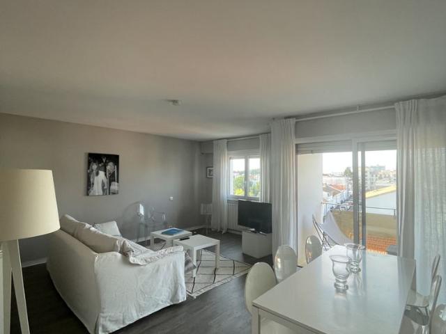 BORDEAUX PARC BORDELAIS:GRAND T2 RENOVE MEUBLE AVEC BALCON ET PARKING