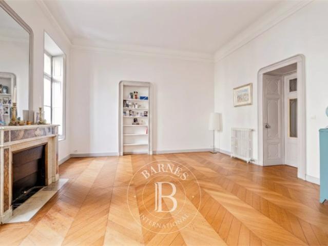 Bordeaux Quinconces Appartement de 111 m² Cave Grenier