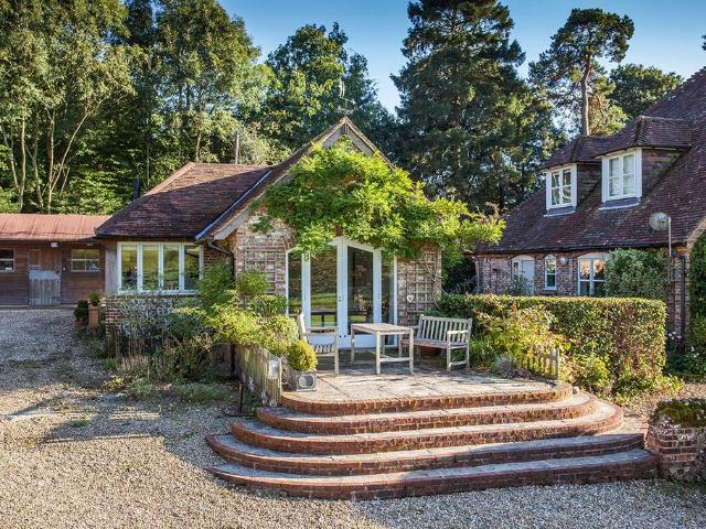 Bordean, Petersfield, Hampshire, GU32 2 bed detached house to rent £1,800 pcm £415 pw