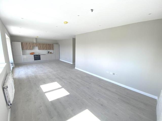 Borehamwood 2 bed flat to rent £2,350 pcm £542 pw