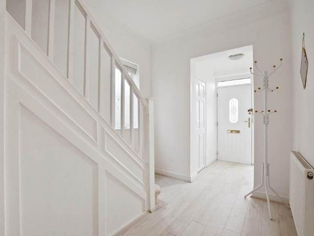 Borehamwood WD6 4 bed semi detached house to rent £2,800 pcm £646 pw