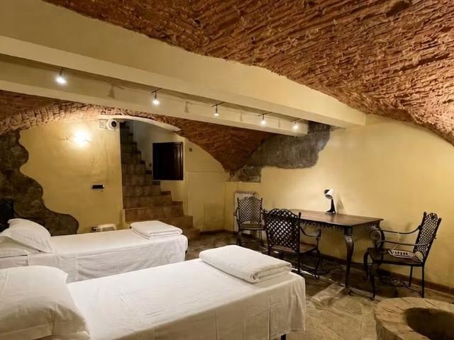 Borgo Tegolaio, Florence, Tuscany 50125