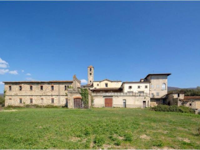 Borgo antico con villa padronale annessi e terreni in vendit. 4000m² Reggello