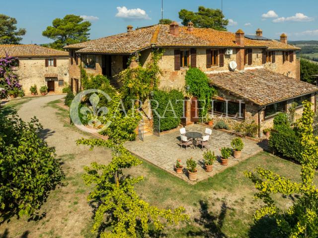 Borgo Storico con Agriturismo Biologico e Vigneto DOCG sulle. 1906m² Siena