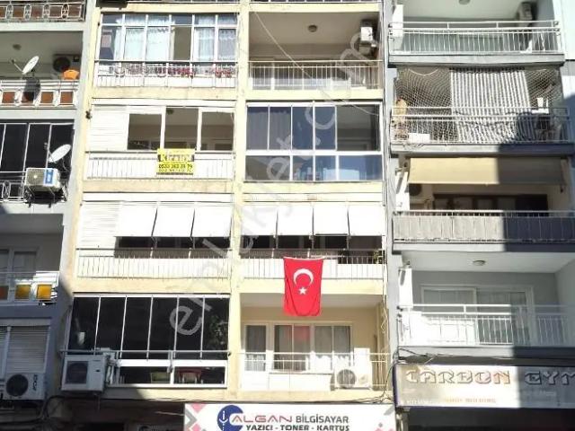 Bornova Merkezde Doğalgaz Kombili 3+1 Ara Kat Kiralık Daire