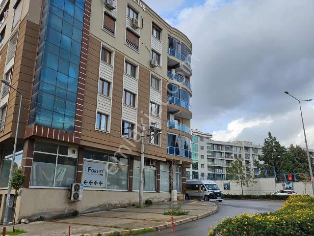 Bornova Merkezde 2+1 Açık Mutfak Ara Kat Lüx Daire
