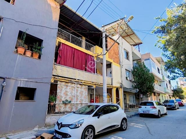 Bornova Osmangazide 2 Katlı Geniş Satılık Müstakil Ev