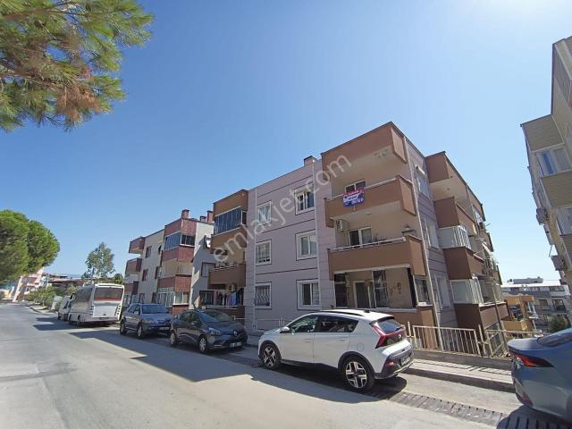 Bornova Atatürk Mah. Batıçim Sitesi'nde Otoparklı 2+1 Satılık Daire