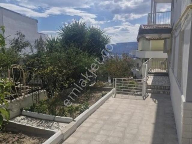 Bornova Atatürk Mah. Kiralık Bahçeli 3+1 Doğalgazlı Daire