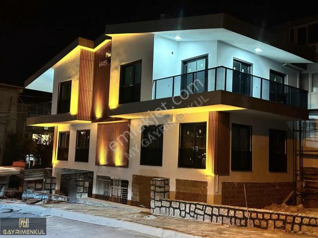 Bornova Atatürk Mah. Köşe Konum 4+1 Tripleks Villa
