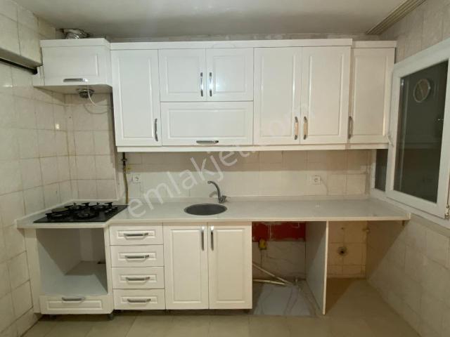 Bornova Atatürk Mahallesi’nde Merkezi Konumda 2+1 Kiralık Boş Daire