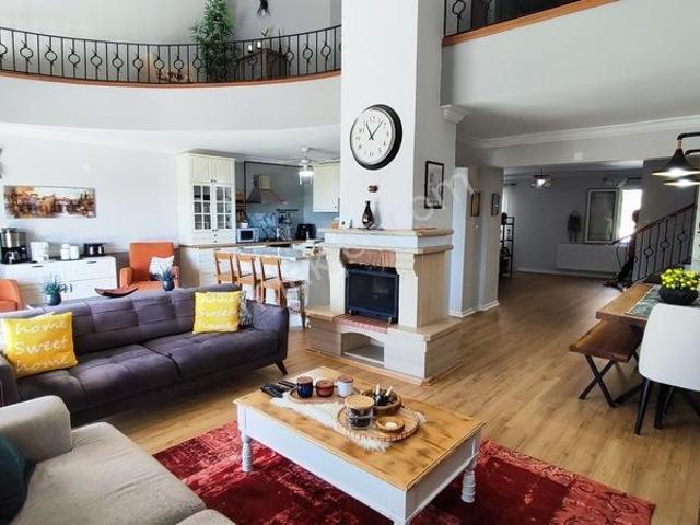 Bornova Atatürk Mahallesinde Kapalı Havuzlu 5katlı Satılık Villa