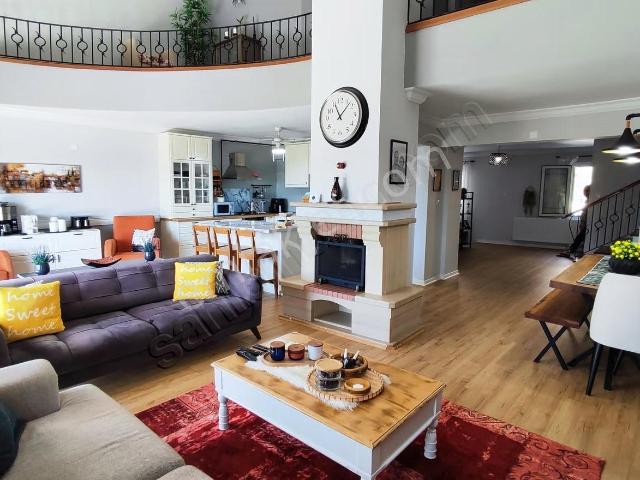 Bornova Atatürk Mahallesinde Kapalı Havuzlu 5katlı Satılık Villa