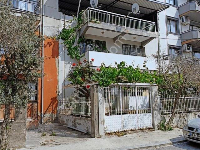 Bornova Atatürk Mahallesinde 2 Katlı Teraslı Satılık Müstakil Ev