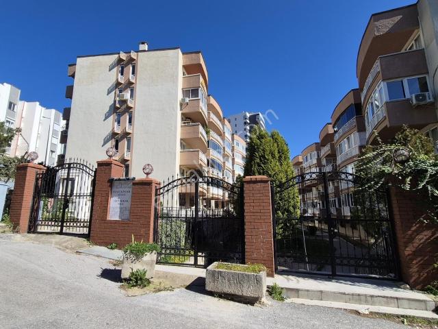 Bornova Evka3'de Site İçerisinde Doğalgaz Kombili 3+1 Kiralık