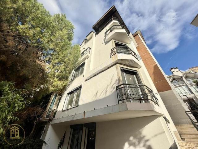 Bornova Evka 3 Bölgesinde Satılık 6+2 Asansörlü Villa