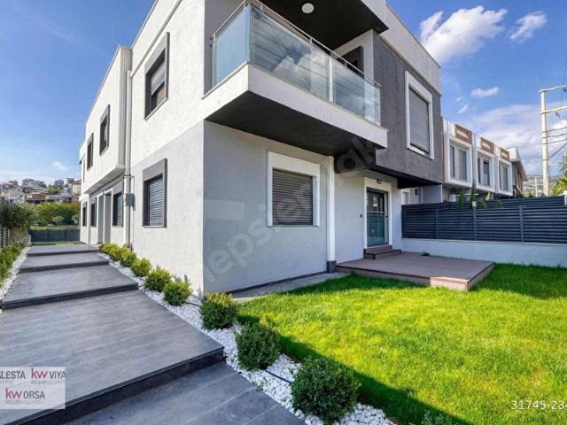 Bornova Erzene Villalar Bölgesinde 7+1 Satılık Lüks Villa