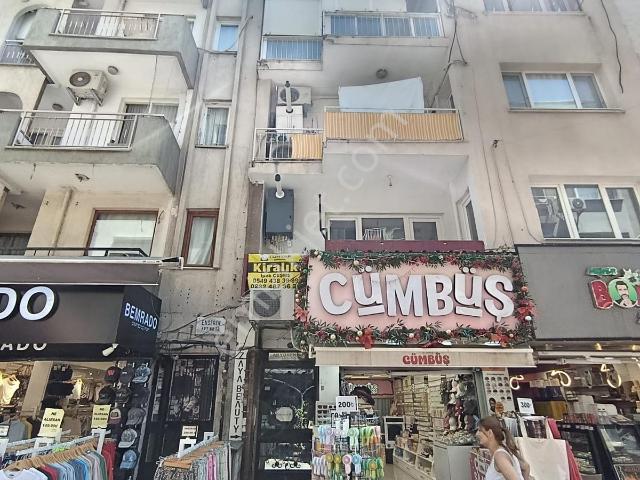 Bornova Küçük Park'ta Metroya Yürüme Mesafesinde 2+1 Doğalgazlı