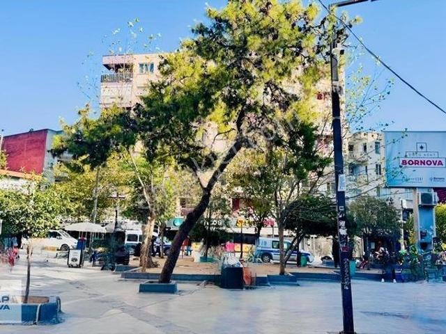 Bornova Küçükpark'ta Eşyalı Otoparklı Satılık 3+1 Daire