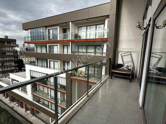 Bornova Kazımdirik Mahallesi'nde Havuz Manzaralı Kiralık 1+1