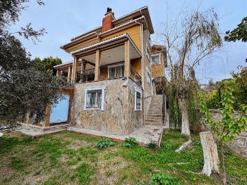 Bornova Yakaköy De Satılık Villa Takasa Açık