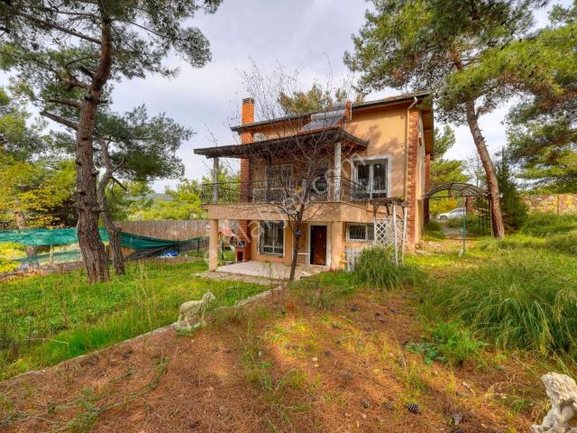 Bornova Yakaköyde 1.085 M² Arsa İçinde Tam Müstakil 5+1 Villa