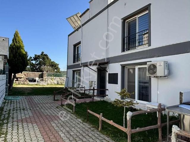 Bornova Yakaköyde Eşyalı Kiralık 1+1 Bahçe Katı