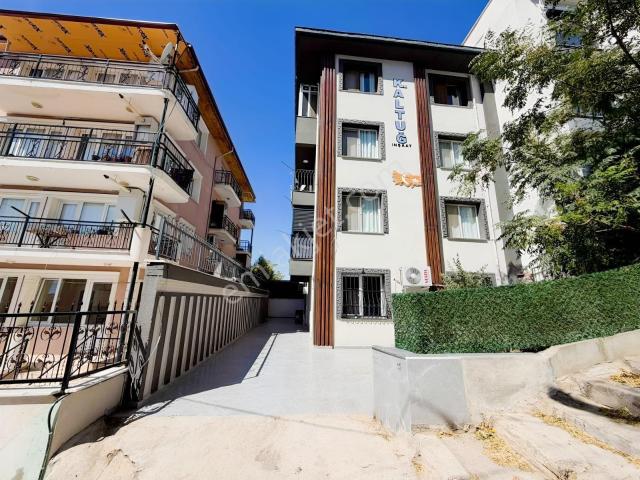 Bornova'da Bahçeli 4+1 Şömineli Yeni Tadilatlı Satılık Daire