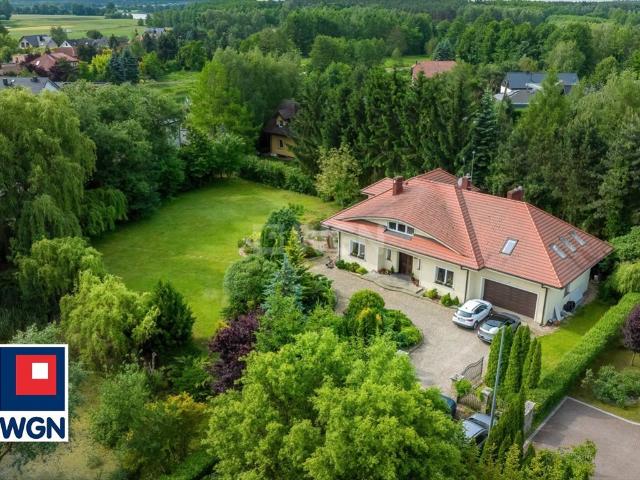 Przestronny dom 260 m2 z kominkami i garażem w Borówcu