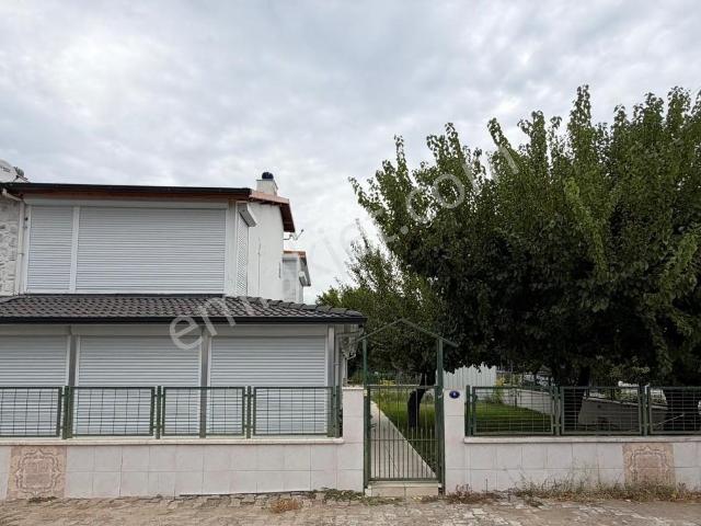 Borsem dikili Salihleraltında Bakımlı Köşe Konumda Satılık Villa