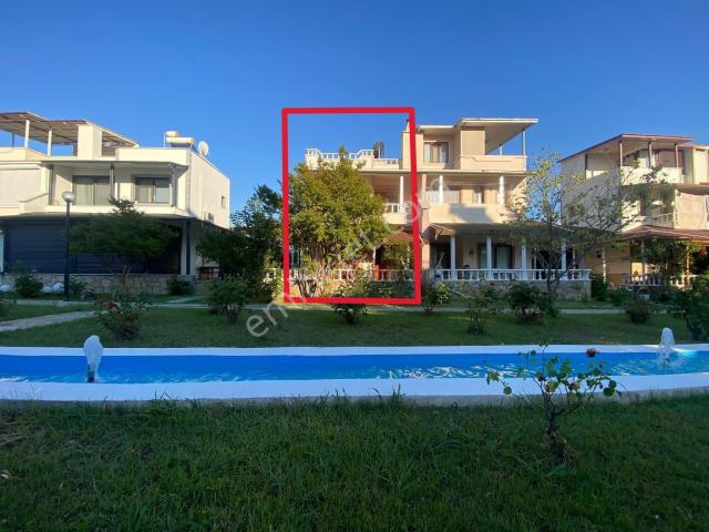 Borsem'den Dikili Salihleraltı'nda Havuzlu Sitede Satılık Villa