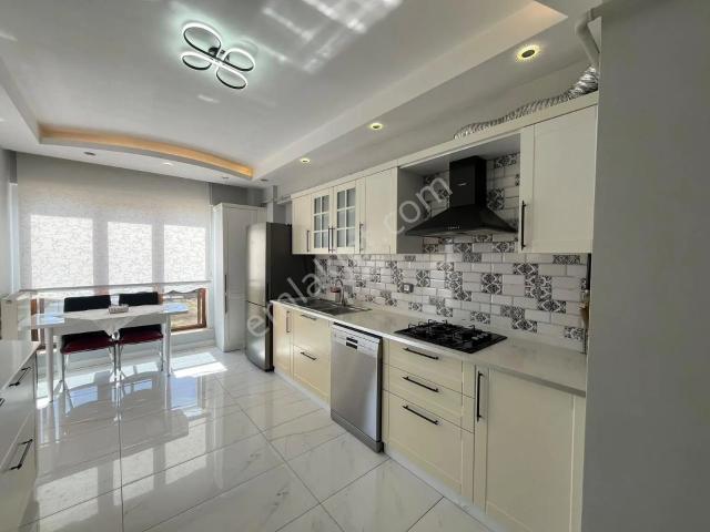 Bostanbaşı Çiftlik Caddesi'nde Satılık 4+1 Daire