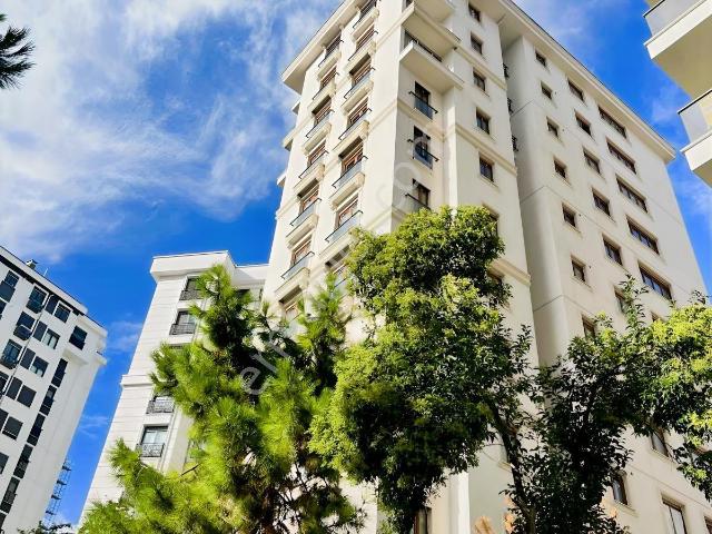 Kozyatağı Merkezi Konumunda 3+1 Geniş Aydınlık Satılık Daire