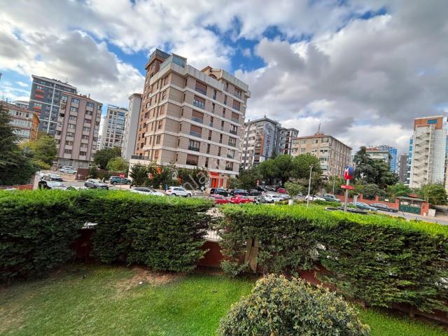 Bostancı City'de 1.kat Peyzaj Cephe 2 Banyolu 180m2 Satılık 4+1